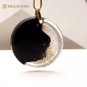 Naszyjnik z Duszą – Ręcznie Malowana Biżuteria dla Koneserów,