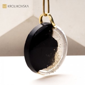 Naszyjnik z Duszą – Ręcznie Malowana Biżuteria dla Koneserów,