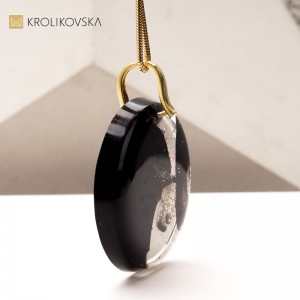 Biżuteria dla Kolekcjonera – Naszyjnik z Unikatową Grafiką.