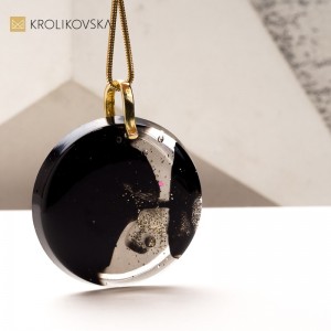 Biżuteria dla Kolekcjonera – Naszyjnik z Unikatową Grafiką.