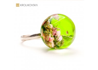 Każdy Egzemplarz Unikatowy – Artystyczna Biżuteria z Prawdziwymi Kwiatami.