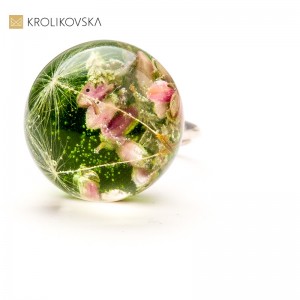 Każdy Egzemplarz Unikatowy – Artystyczna Biżuteria z Prawdziwymi Kwiatami.
