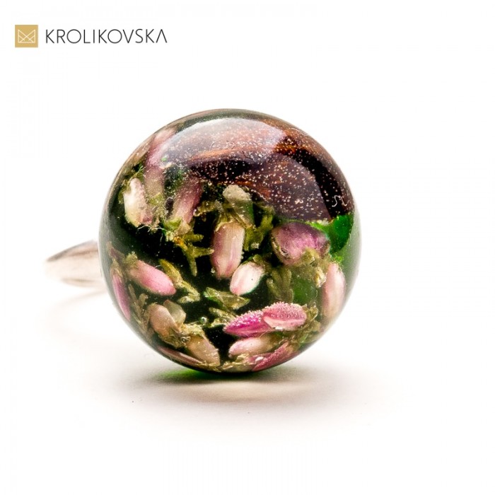 Pierścionek- biżuteria jest idealnym prezentem.