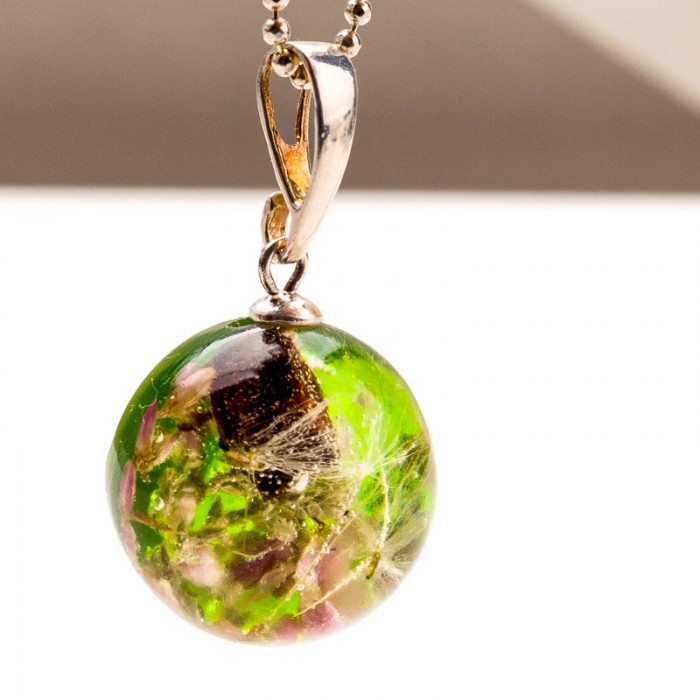 Biżuteria z Żywicy z Prawdziwymi Kwiatami – Natura Zamknięta w Elegancji.