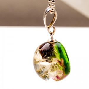 Biżuteria z Żywicy z Prawdziwymi Kwiatami – Natura Zamknięta w Elegancji.