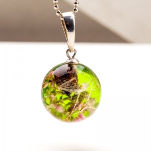 Biżuteria z Żywicy z Prawdziwymi Kwiatami – Natura Zamknięta w Elegancji.