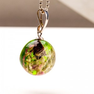 Biżuteria z Żywicy z Prawdziwymi Kwiatami – Natura Zamknięta w Elegancji.