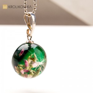 Naszyjnik z Naturalnymi Kwiatami – Wyjątkowy Upominek od Artystki