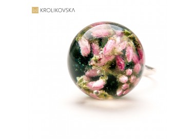 Pierścionek z motywem kwiatowym- subtelne akcenty w biżuterii.