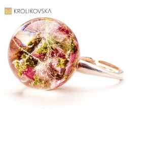 Pierścionek z motywem kwiatowym- subtelne akcenty w biżuterii.