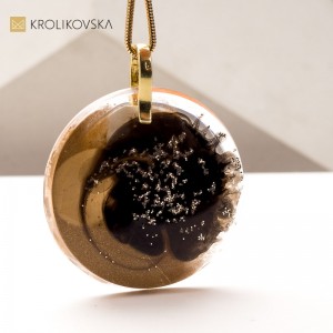 Prezent z Charakterem: Ręcznie Malowane Naszyjniki Artystyczne.