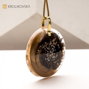 Prezent z Charakterem: Ręcznie Malowane Naszyjniki Artystyczne.