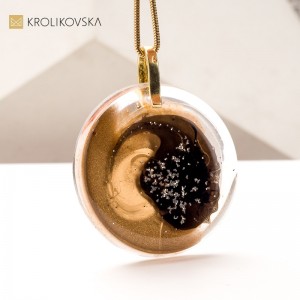 Ręcznie Malowany Naszyjnik na Prezent – Biżuteria Jedyna w Swoim Rodzaju – wyróżnia ręczne wykonanie.