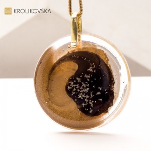 Ręcznie Malowany Naszyjnik na Prezent – Biżuteria Jedyna w Swoim Rodzaju – wyróżnia ręczne wykonanie.