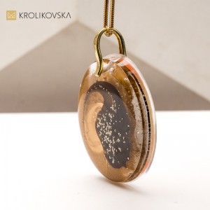 Ręcznie Malowany Naszyjnik na Prezent – Biżuteria Jedyna w Swoim Rodzaju – wyróżnia ręczne wykonanie.