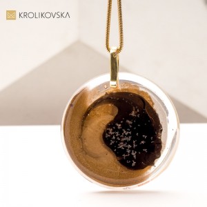 Ręcznie Malowany Naszyjnik na Prezent – Biżuteria Jedyna w Swoim Rodzaju – wyróżnia ręczne wykonanie.