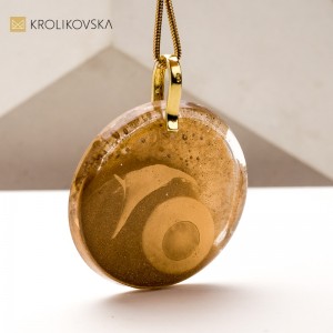 Malowany Naszyjnik – Unikatowa Biżuteria Dla Koneserów Sztuki.