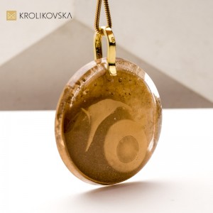 Malowany Naszyjnik – Unikatowa Biżuteria Dla Koneserów Sztuki.