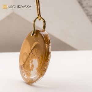 Unikalny Naszyjnik z Ręcznie Malowaną Grafiką – Każdy Egzemplarz Inny.