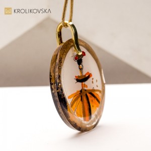 Naszyjnik z Unikalną, Ręcznie Malowaną Sztuką – Idealny Prezent Dla Konesera.