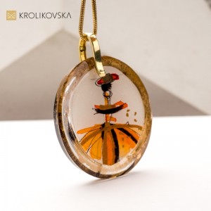 Naszyjnik z Unikalną, Ręcznie Malowaną Sztuką – Idealny Prezent Dla Konesera.