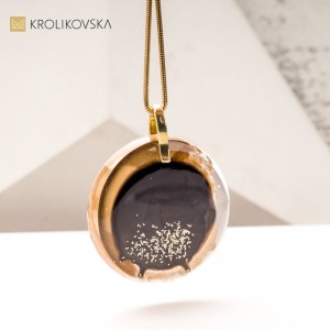 Naszyjnik z Unikalną, Ręcznie Malowaną Sztuką – Idealny Prezent Dla Konesera.