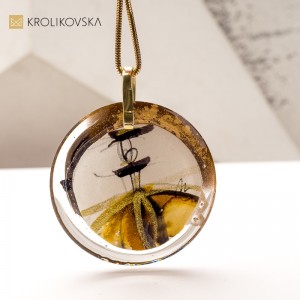 Naszyjnik z Oryginalną Grafiką – Każdy Egzemplarz to Małe Dzieło Sztuki.