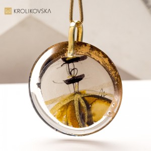 Naszyjnik z Oryginalną Grafiką – Każdy Egzemplarz to Małe Dzieło Sztuki.