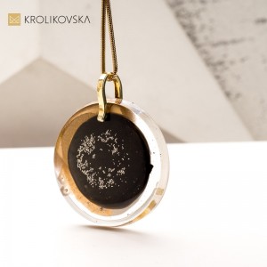 Naszyjnik z Oryginalną Grafiką – Każdy Egzemplarz to Małe Dzieło Sztuki.