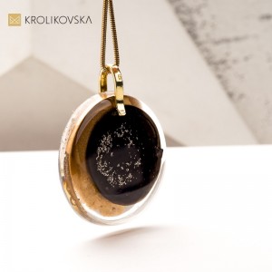 Naszyjnik z Oryginalną Grafiką – Każdy Egzemplarz to Małe Dzieło Sztuki.