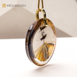 Naszyjnik z Oryginalną Grafiką – Każdy Egzemplarz to Małe Dzieło Sztuki.