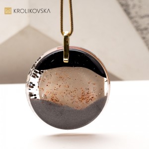 Unikatowy Naszyjnik z Ręcznie Malowaną Grafiką – Dzieło Sztuki na Prezent.