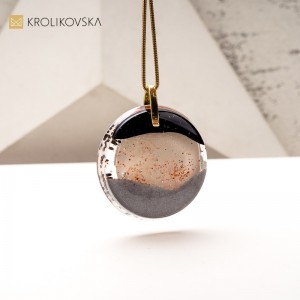 Unikatowy Naszyjnik z Ręcznie Malowaną Grafiką – Dzieło Sztuki na Prezent.