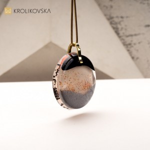 Unikatowy Naszyjnik z Ręcznie Malowaną Grafiką – Dzieło Sztuki na Prezent.