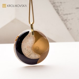 Biżuteria z Duszą: Naszyjnik z Ręcznie Malowaną Sztuką.