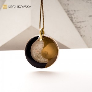 Biżuteria z Duszą: Naszyjnik z Ręcznie Malowaną Sztuką.