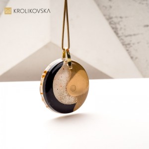 Biżuteria z Duszą: Naszyjnik z Ręcznie Malowaną Sztuką.