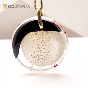 Unikatowy Naszyjnik z Ręcznie Malowaną Grafiką – Biżuteria Stworzona przez Artystkę.