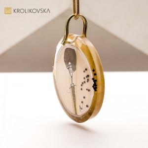 Naszyjnik Artystyczny z Malowaną Grafiką – Wyjątkowy Upominek dla Estetów.