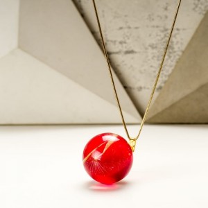 Czerwony naszyjnik dla mamy na pozłacanym łańcuszku z prawdziwymi dmuchawcami z żywicy jubilerskiej