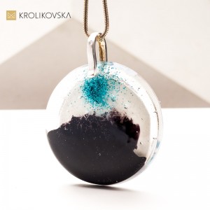 Naszyjnik z Ręcznie Namalowaną Grafiką – Prezent, Który Ma Duszę.