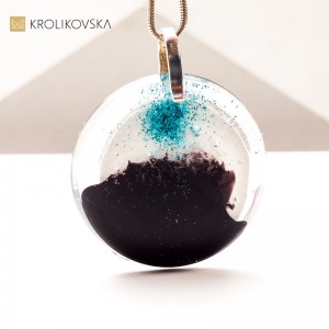 Naszyjnik z Ręcznie Namalowaną Grafiką – Prezent, Który Ma Duszę.