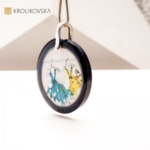 Naszyjnik z Ręcznie Malowaną Grafiką – Wyjątkowy Upominek dla Konesera Sztuki.