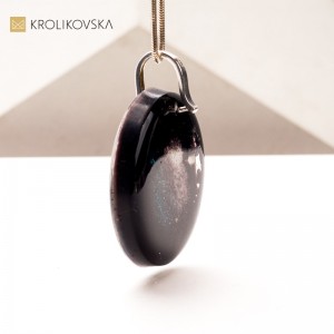 Naszyjnik z Ręcznie Malowaną Grafiką – Wyjątkowy Upominek dla Konesera Sztuki.
