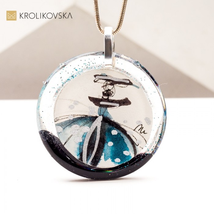 Unikatowy Naszyjnik z Malowaną Sztuką – Prezent, Który Zaskakuje.