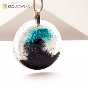 Unikatowy Naszyjnik z Malowaną Sztuką – Prezent, Który Zaskakuje.