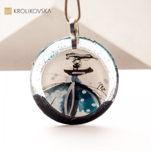 Unikatowy Naszyjnik z Malowaną Sztuką – Prezent, Który Zaskakuje.