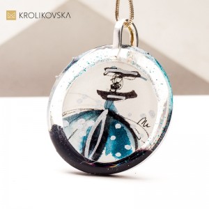 Unikatowy Naszyjnik z Malowaną Sztuką – Prezent, Który Zaskakuje.