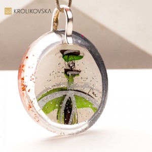 Naszyjnik z Ręcznie Namalowaną Grafiką – Artystyczny Prezent, Który Zadziwi.