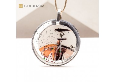 Naszyjnik z Autorską Grafiką – Unikalny Prezent Dla Koneserki Sztuki.